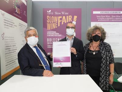 La firma dell'accordo SANA-Slow Wine