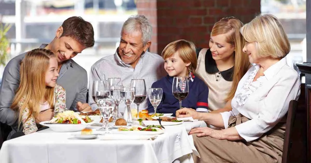 Mangiare sano fuori casa: quando, cosa e dove. Due Paesi a confronto